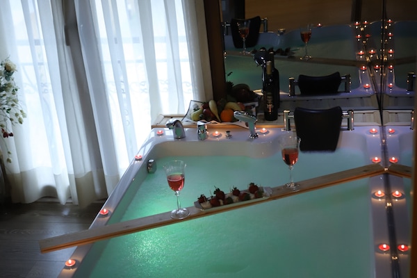 Deluxe Suite Jakuzi Dag Manzarali | Jetted tub