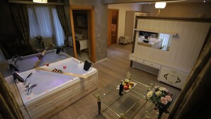 Deluxe Suite Jakuzi Dag Manzarali | Jetted bathtub - Egemen Butik Otel (Sapanca)
