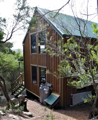 Albie's cottage: Cute secluded timber home on a bush block by the sea