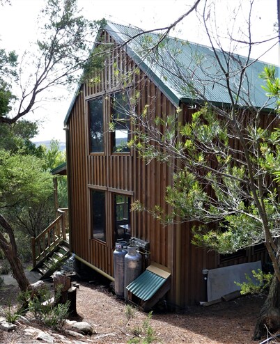 Albie's cottage: Cute secluded timber home on a bush block by the sea