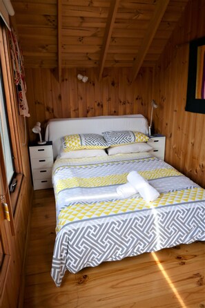 1 bedroom, desk, bed sheets - Albie's cottage: Cute secluded timber home on a bush block by the sea (Killiecrankie)