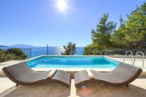 Piscina all'aperto, una piscina riscaldata