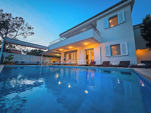 Outdoor pool, a heated pool - Villa St.Martin-Reef (Martinscica)
