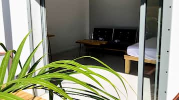 Suite, Terraza, vista al jardín | 1 habitación, ropa de cama de alta calidad y camas con pillow-top