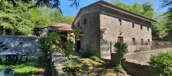 Alleinstehendes Ferienhaus mit privatem Pool, W-LAN, TV, Terrasse, Haustiere erlaubt, Parkplatz