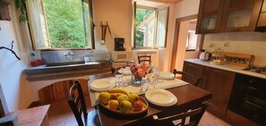 Een koelkast, een magnetron, een kookplaat