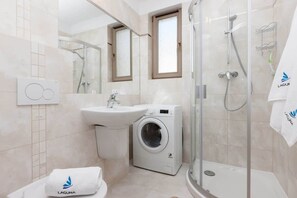 Shower, hair dryer, towels, shampoo