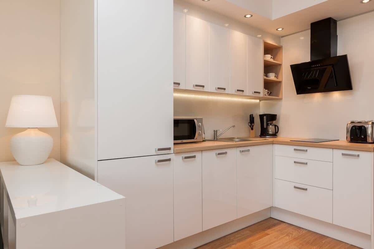 Kühlschrank, Mikrowelle, Herdplatte, Geschirrspüler