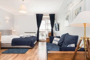 Tabla de planchar con plancha, wifi y ropa de cama 