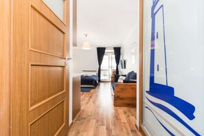 Tabla de planchar con plancha, wifi y ropa de cama 