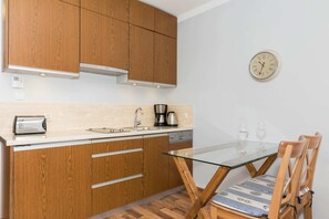 Refrigerador, lavavajillas, cafetera y tetera y tetera eléctrica 