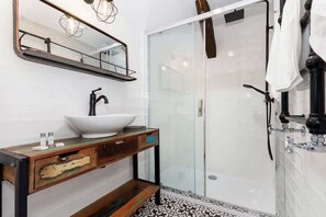 Dusche, Haartrockner, Handtücher, Shampoo