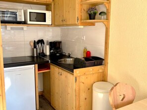 Fridge, microwave, oven - Studio for 4, central location, south-facing balcony, non-smoker (Valfréjus)