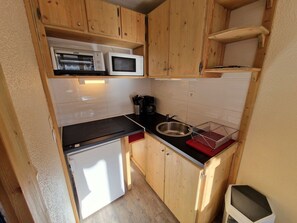 Fridge, microwave, oven - Studio for 4, central location, south-facing balcony, non-smoker (Valfréjus)