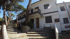 A multi-story building with a stone staircase leading to the entrance. - Holiday apartment mit Klimaanlage und Terrasse (Rosolina Mare)