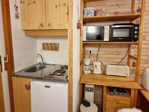 Fridge, microwave
