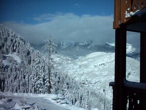 A snowy mountain landscape with a clear sky. - Charming Studio for 4 in Resort Center, Steps from Slopes (Valfréjus)