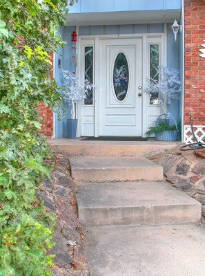 Exterior detail - PICTURESQUE BLUFF SIDE APARTMENT IN HOME (Colorado Springs)