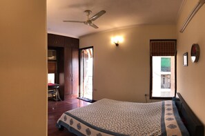 1 bedroom, iron/ironing board, WiFi, bed sheets - The place to stay when you are in New Delhi (New Delhi)
