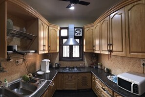 Fridge, microwave, stovetop, electric kettle - The place to stay when you are in New Delhi (New Delhi)