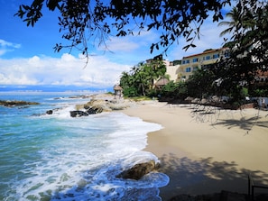 Chaises longues, serviettes de plage