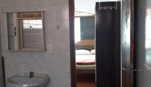 Triple Room, Non Smoking | Bathroom | Shower, towels - Hospedaria Bia de Tatuí (Tatui)
