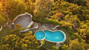 An aerial view of a property with a swimming pool, lush greenery, and a beach. - Villa Giulia Morro (Cairu)