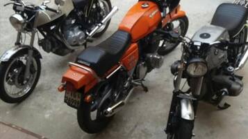 Drie motoren staan binnen.
