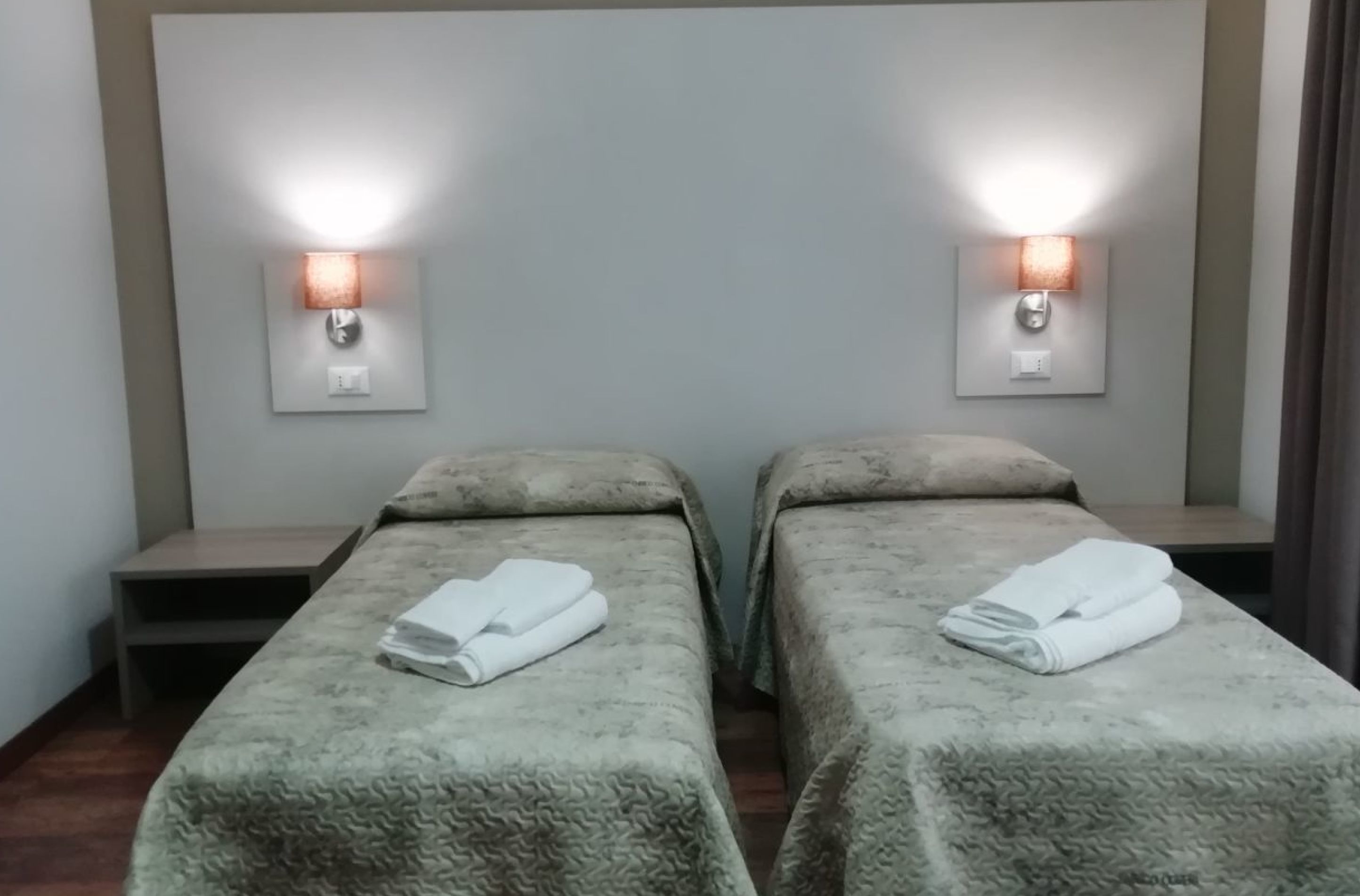 Doppel- oder Zweibettzimmer, Stadtblick | 6 Schlafzimmer, Minibar, Schreibtisch, schallisolierte Zimmer