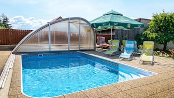 Piscina coperta, piscina all'aperto, ombrelloni da piscina, lettini