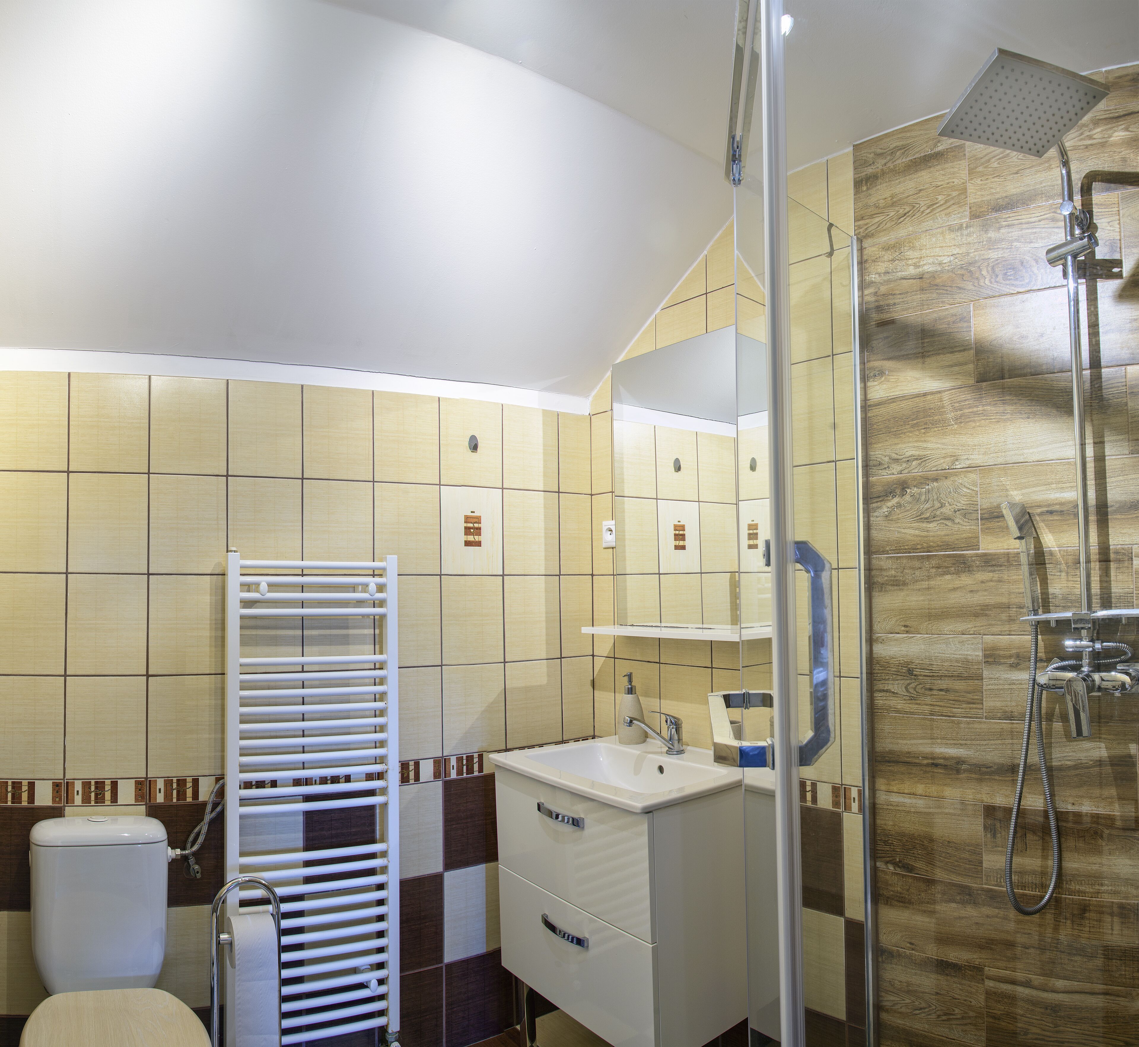 Un baño con ducha, inodoro y lavamanos.