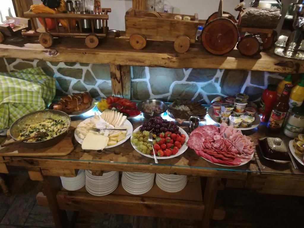 Una mesa de buffet con diversos alimentos y salsas.