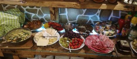 Una mesa de buffet con diversos alimentos y salsas.
