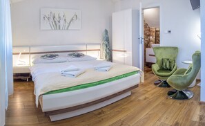 Cortinas blackout, wifi gratis y ropa de cama 