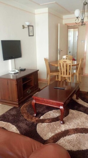 Apartamento executivo, 2 quartos, para não fumantes, vista para o pátio | Área de estar | TV