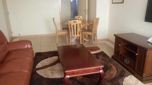 Apartamento executivo, 2 quartos, para não fumantes, vista para o pátio | Área de estar | TV