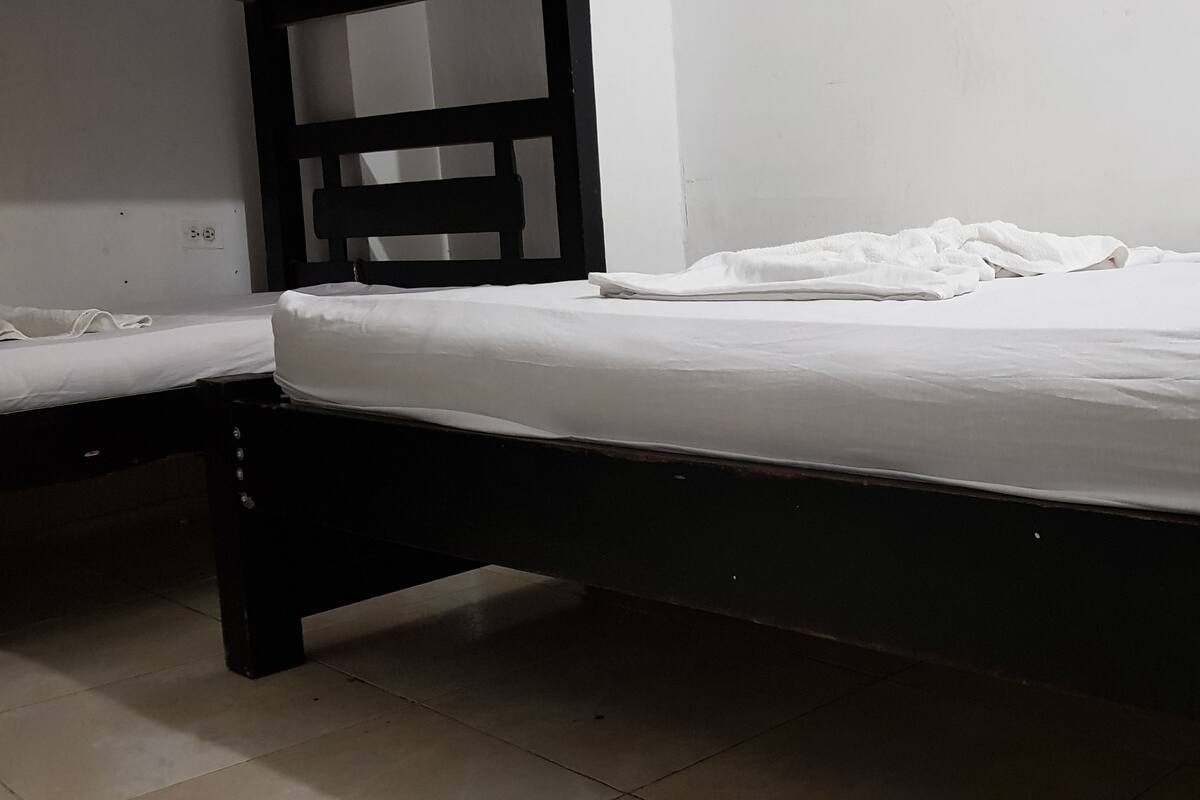 Escritorio, wifi gratis, ropa de cama