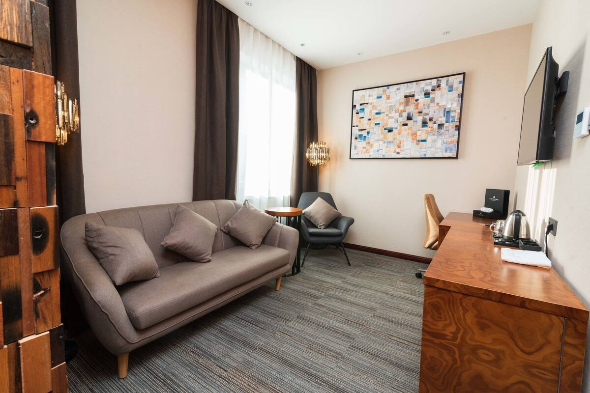 Suite, 2 chambres | Salle de séjour | Téléviseur à écran plat
