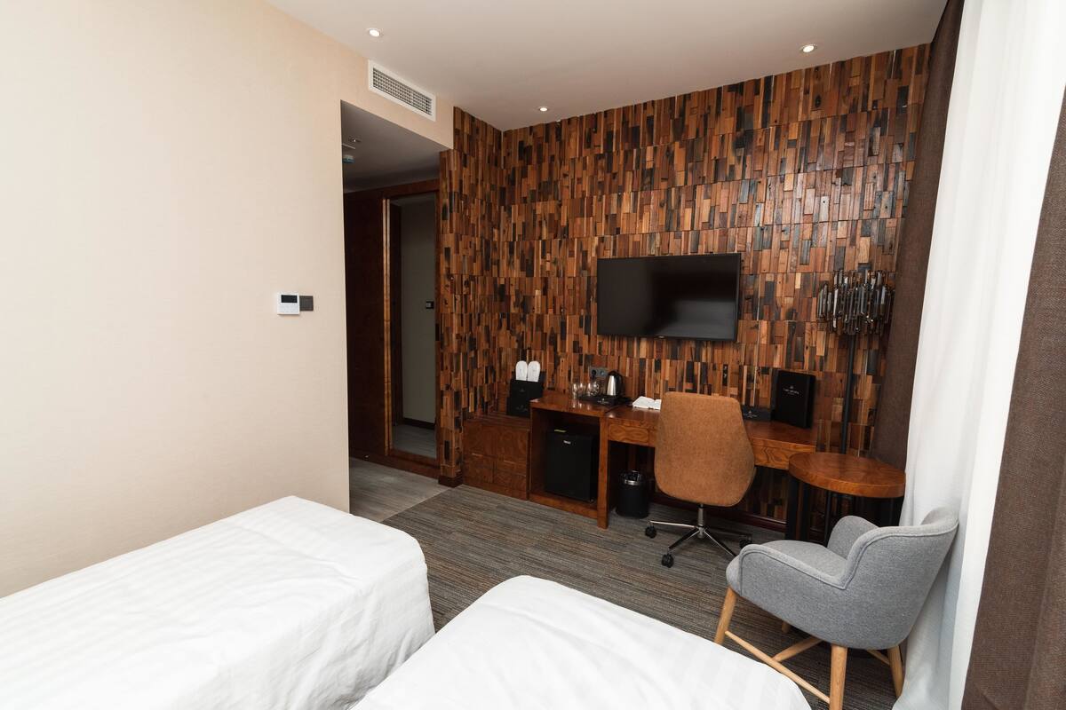 Chambre supérieure avec lits jumeaux | Coffre-fort, fer et planche à repasser, accès au Wi-Fi (inclus)