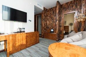 ห้องสวีท, 2 ห้องนอน | ห้องนั่งเล่น | ทีวีจอแบน