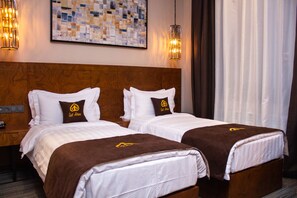 高级双床房 | 客房内保险箱、熨斗/熨衣板、免费 WiFi、床单