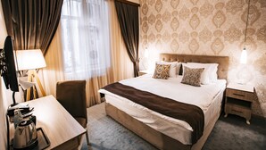 Deluxe suite | Een minibar, een kluis op de kamer, een bureau, verduisterende gordijnen