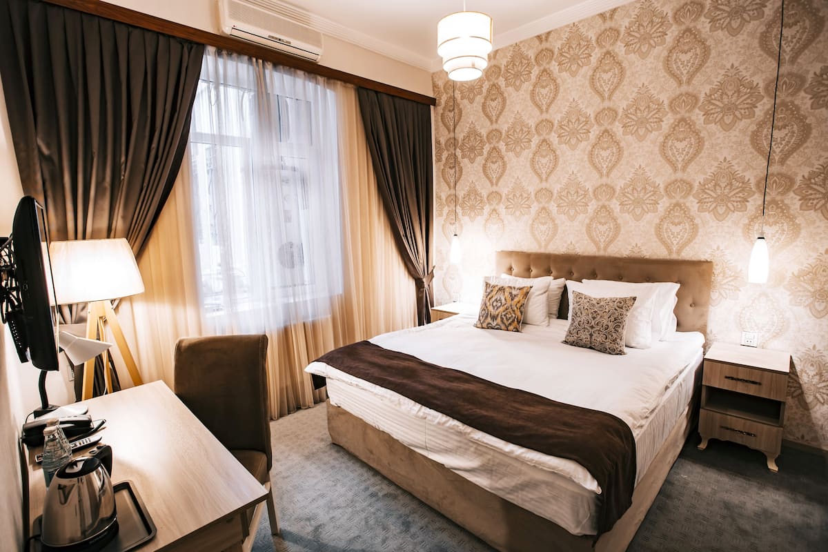 Deluxe Suite | Minibar, in-room safe, desk, blackout drapes