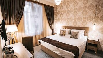 Deluxe Suite | Minibar, in-room safe, individually decorated, individually furnished