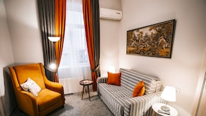 Deluxe suite | Een minibar, een kluis op de kamer, een bureau, verduisterende gordijnen