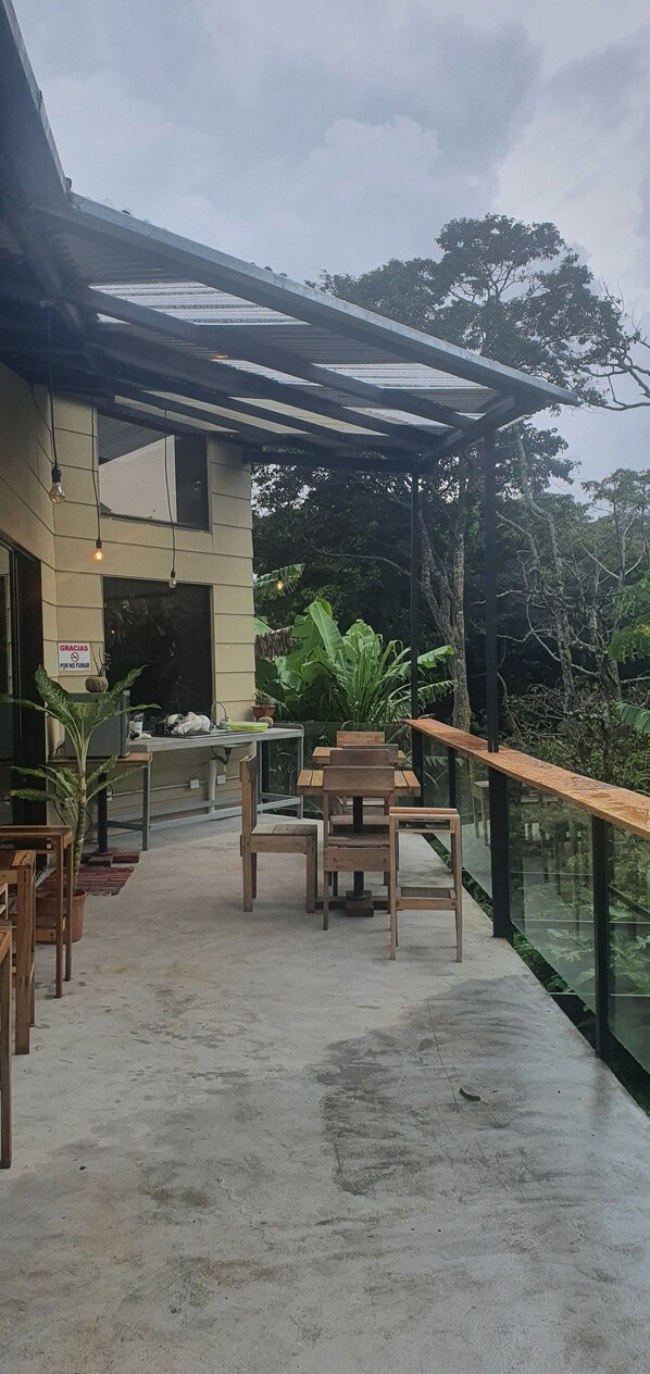 Terrace/patio - OutBox Inn (Monteverde)