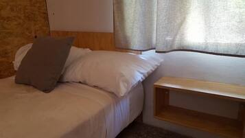 Habitación triple básica, varias camas, para no fumadores | Wifi gratis, ropa de cama y acceso para silla de ruedas