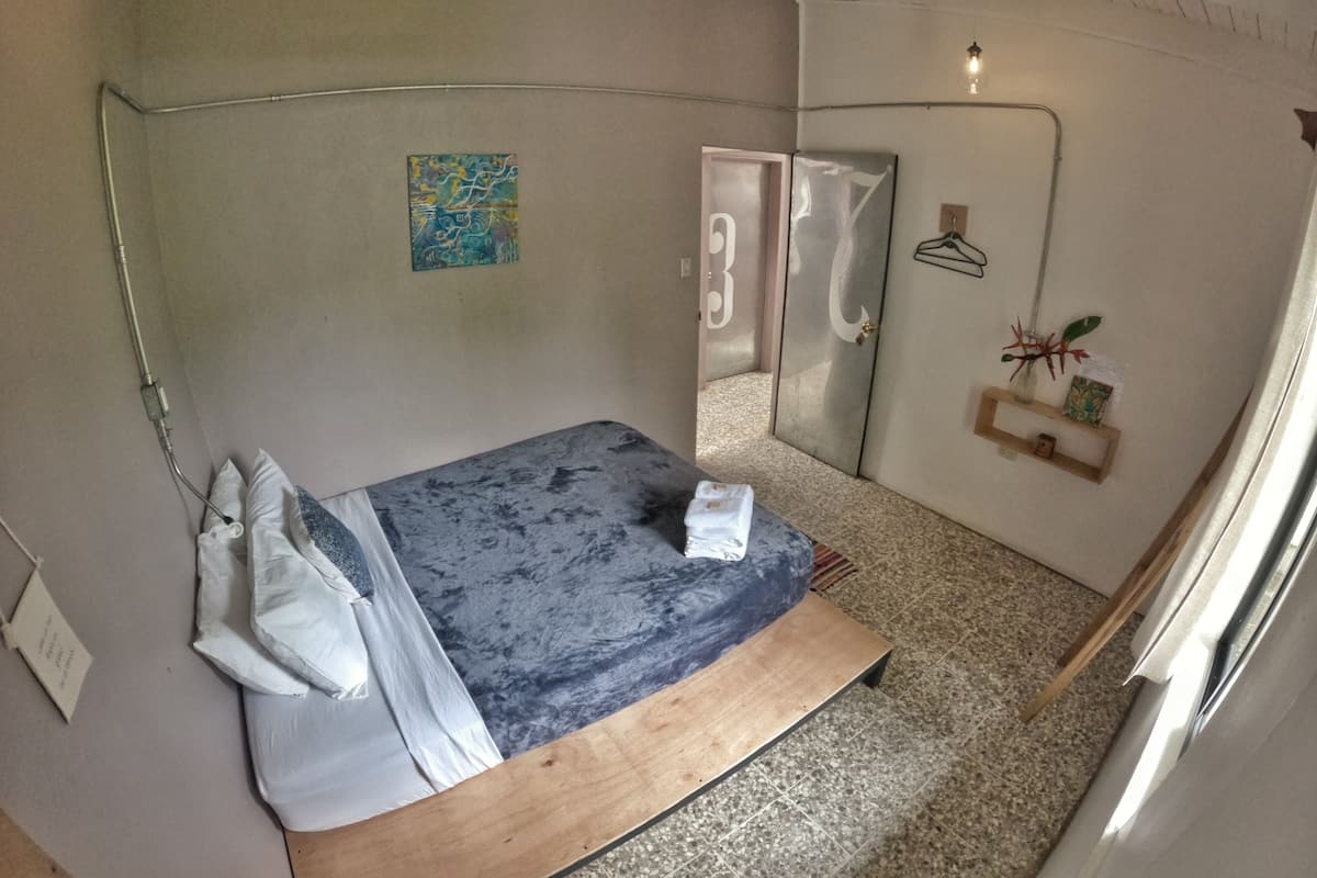 Habitación básica doble, 1 cama doble, no fumadores | 1 dormitorio, wifi gratis, ropa de cama y accesible en silla de ruedas