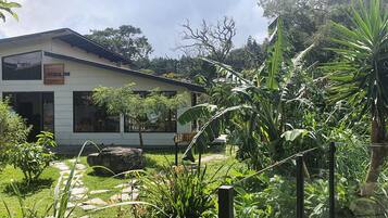 Vista frontal de la propiedad