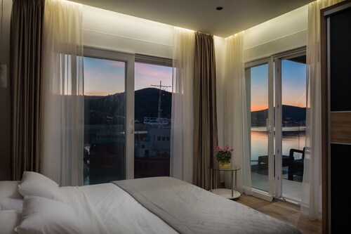 Beachront Luxury Villa w/rooftop pool, gym + spa Only 20 Min. From Split Airport